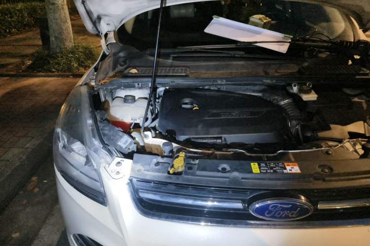 Used Ford Kuga 2013 1.6L GTDi Two-Wheel-Drive Trend Model Engine Bay Right