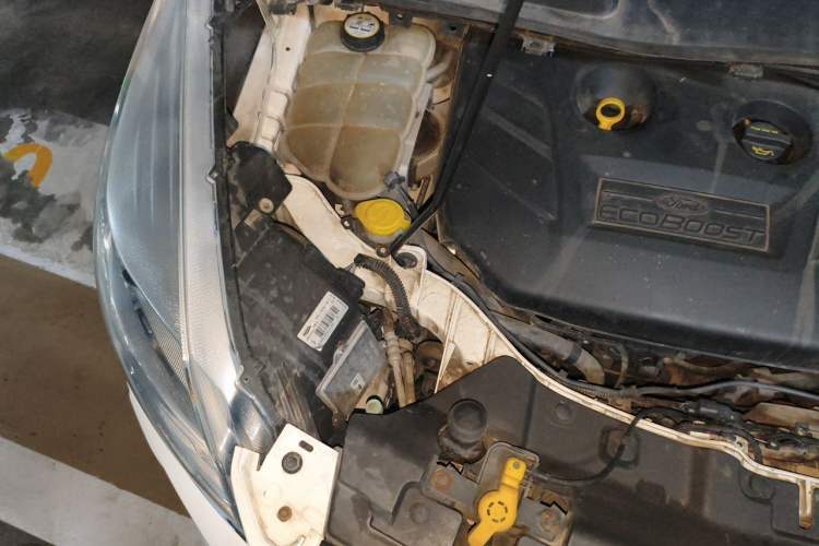 Used Ford Kuga 2013 2.0L GTDi Four-Wheel Drive Premium Model Engine Bay Right