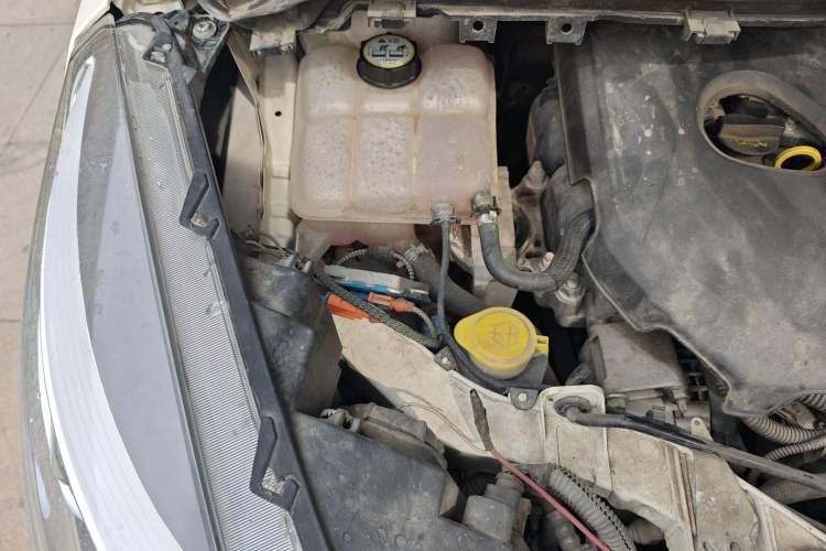 Used Ford Kuga 2013 1.6L GTDi Two-Wheel-Drive Comfort Model Engine Bay Right