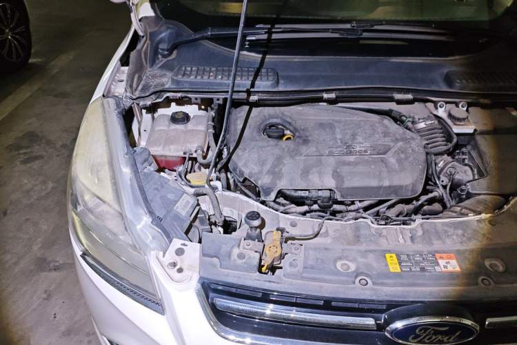 Used Ford Kuga 2013 1.6L GTDi Two-Wheel-Drive Trend Model Engine Bay Right