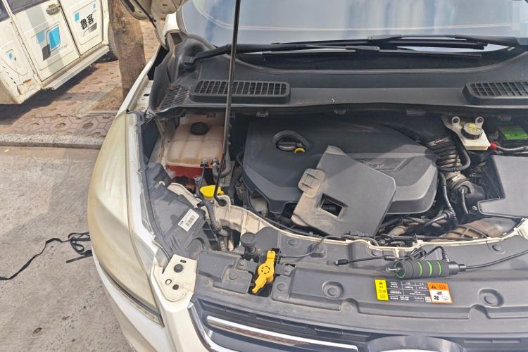 Used Ford Kuga 2013 1.6L GTDi Two-Wheel-Drive Trend Model Engine Bay Right