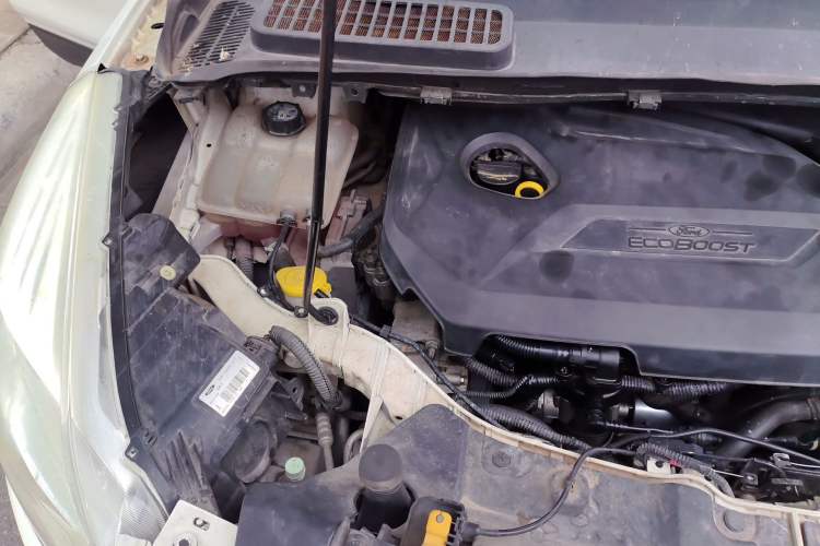 Used Ford Kuga 2013 1.6L GTDi Two-Wheel-Drive Trend Model Engine Bay Right