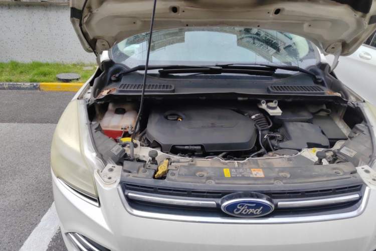 Used Ford Kuga 2013 1.6L GTDi Two-Wheel-Drive Trend Model Engine Bay Right