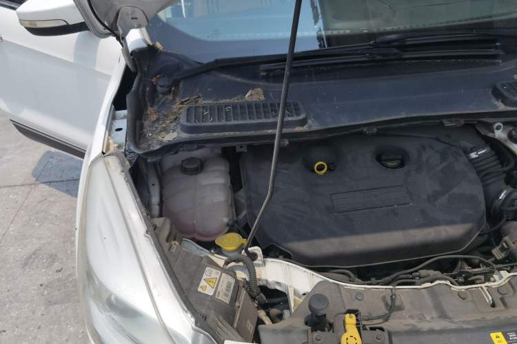 Used Ford Kuga 2013 2.0L GTDi Four-Wheel Drive Premium Model Engine Bay Right