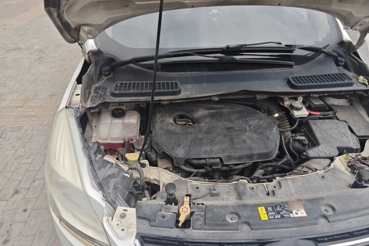 Used Ford Kuga 2013 1.6L GTDi Two-Wheel-Drive Trend Model Engine Bay Right