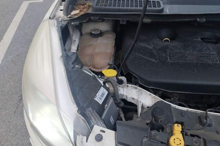 Used Ford Kuga 2013 2.0L GTDi Four-Wheel-Drive Sport Model Engine Bay Right