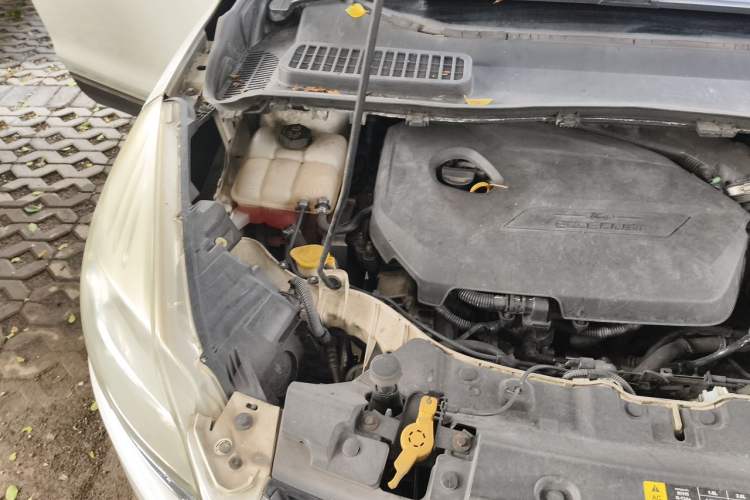 Used Ford Kuga 2013 1.6L GTDi Two-Wheel-Drive Comfort Model Engine Bay Right