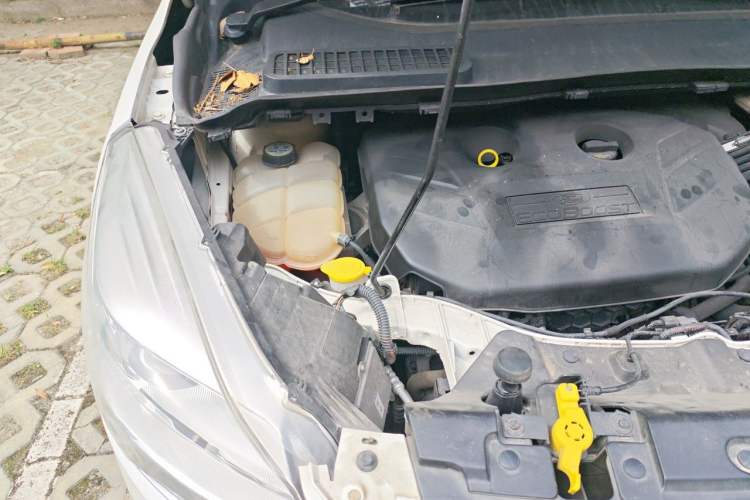 Used Ford Kuga 2013 2.0L GTDi Four-Wheel Drive Premium Model Engine Bay Right