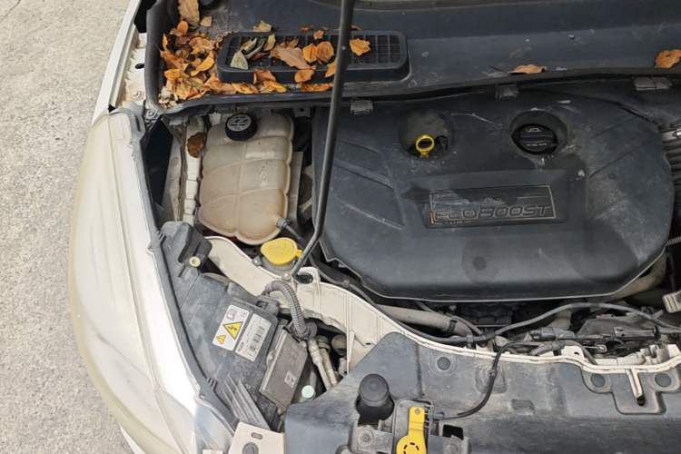 Used Ford Kuga 2013 2.0L GTDi Four-Wheel-Drive Sport Model Engine Bay Right