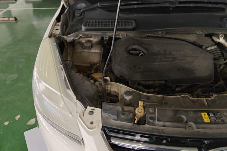 Used Ford Kuga 2013 1.6L GTDi Two-Wheel-Drive Trend Model Engine Bay Right