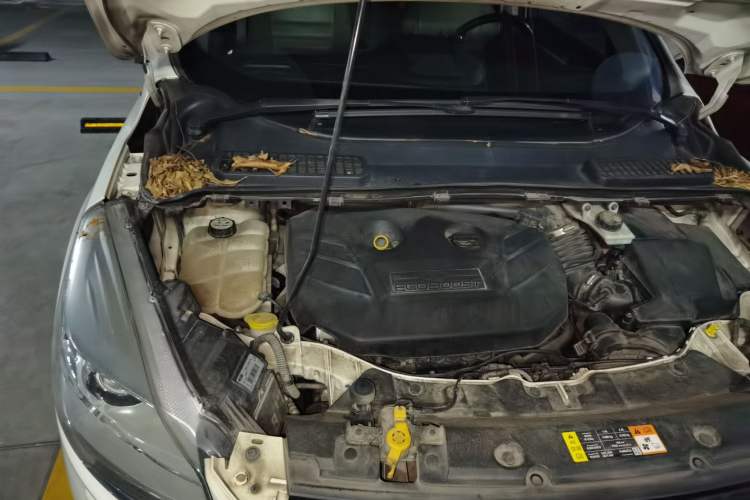 Used Ford Kuga 2013 2.0L GTDi Four-Wheel Drive Premium Model Engine Bay Right