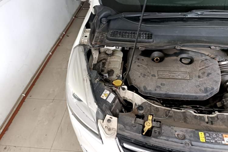 Used Ford Kuga 2013 2.0L GTDi Four-Wheel-Drive Sport Model Engine Bay Right