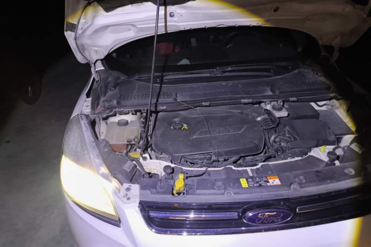 Used Ford Kuga 2013 1.6L GTDi Two-Wheel-Drive Trend Model Engine Bay Right