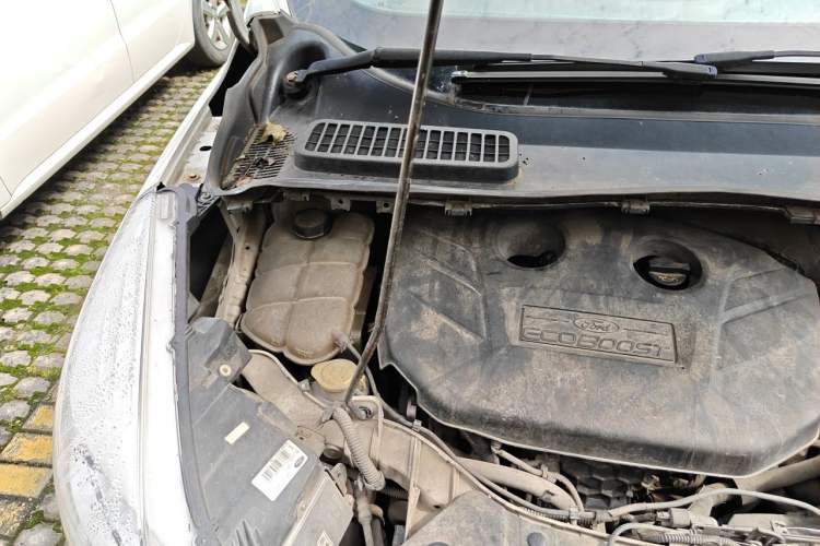 Used Ford Kuga 2013 2.0L GTDi Four-Wheel Drive Premium Model Engine Bay Right