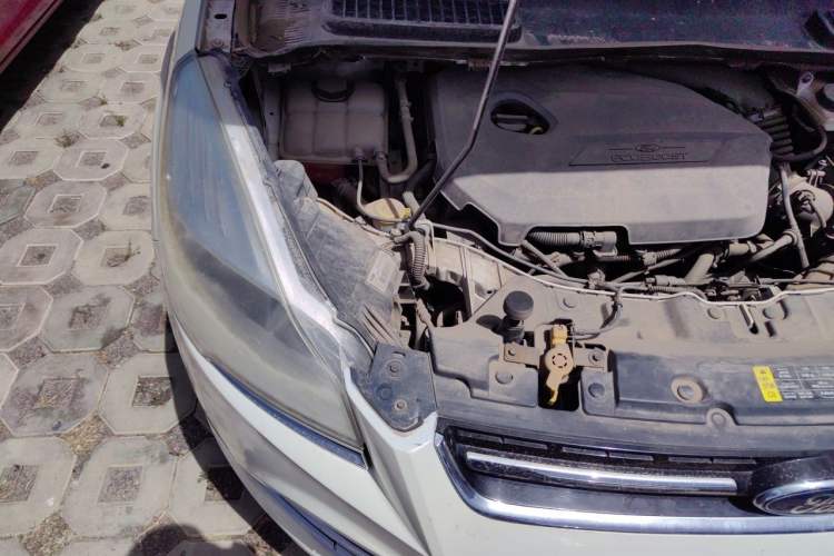 Used Ford Kuga 2013 1.6L GTDi Two-Wheel-Drive Trend Model Engine Bay Right