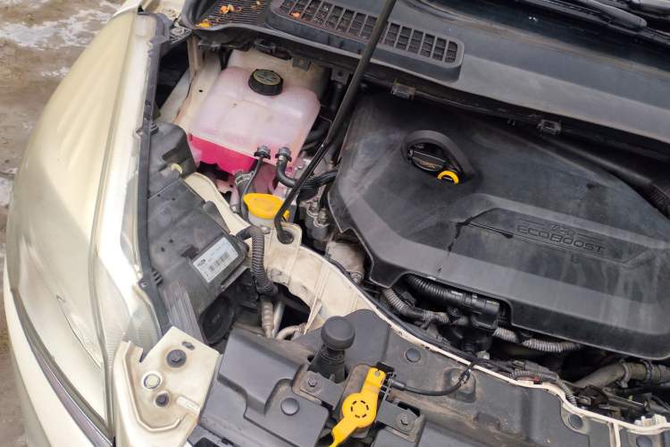 Used Ford Kuga 2013 1.6L GTDi Two-Wheel-Drive Trend Model Engine Bay Right