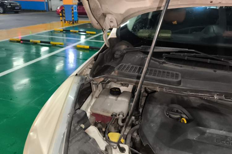 Used Ford Kuga 2013 1.6L GTDi Two-Wheel-Drive Trend Model Engine Bay Right