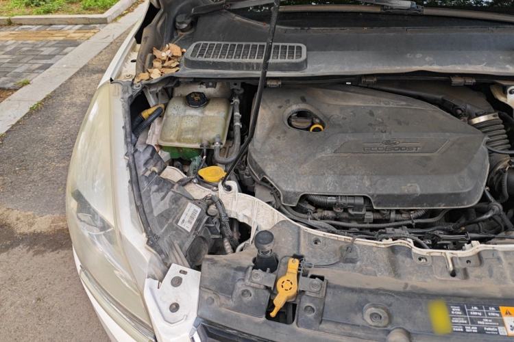 Used Ford Kuga 2013 1.6L GTDi Two-Wheel-Drive Trend Model Engine Bay Right