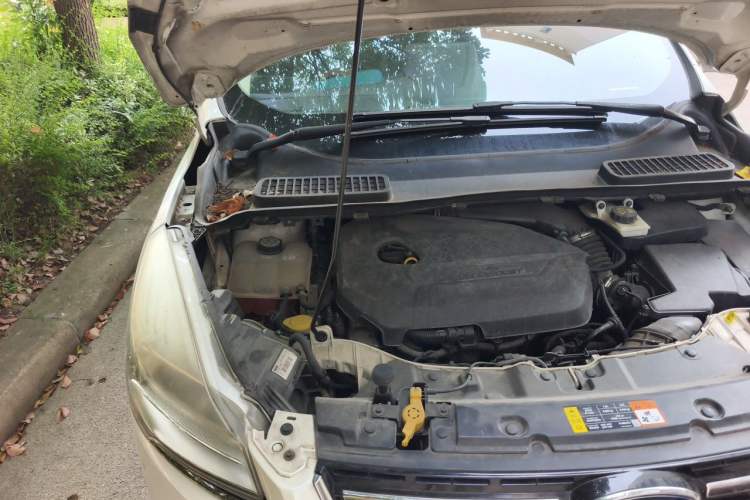 Used Ford Kuga 2013 1.6L GTDi Two-Wheel-Drive Trend Model Engine Bay Right