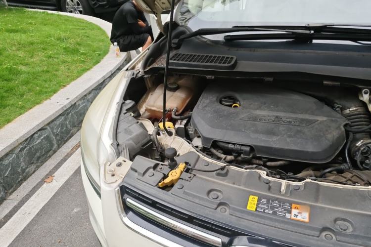 Used Ford Kuga 2013 1.6L GTDi Two-Wheel-Drive Trend Model Engine Bay Right