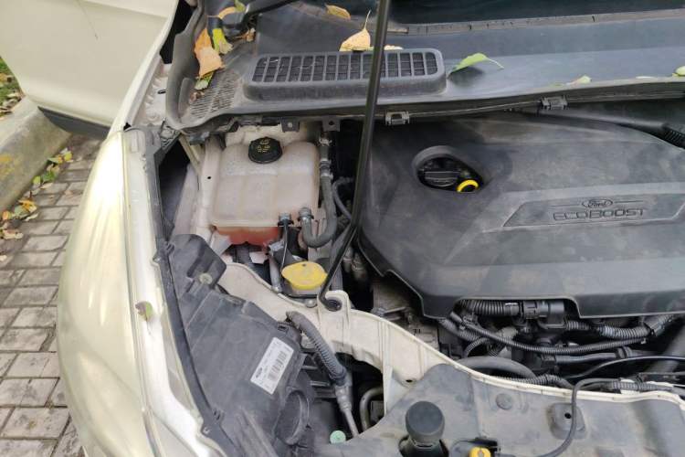 Used Ford Kuga 2013 1.6L GTDi Two-Wheel-Drive Trend Model Engine Bay Right