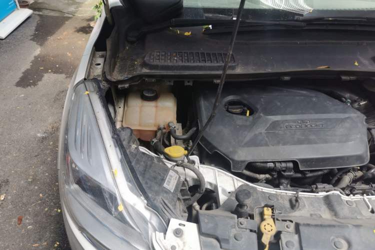 Used Ford Kuga 2013 1.6L GTDi Two-Wheel-Drive Trend Model Engine Bay Right