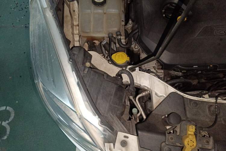 Used Ford Kuga 2013 1.6L GTDi Two-Wheel-Drive Trend Model Engine Bay Right