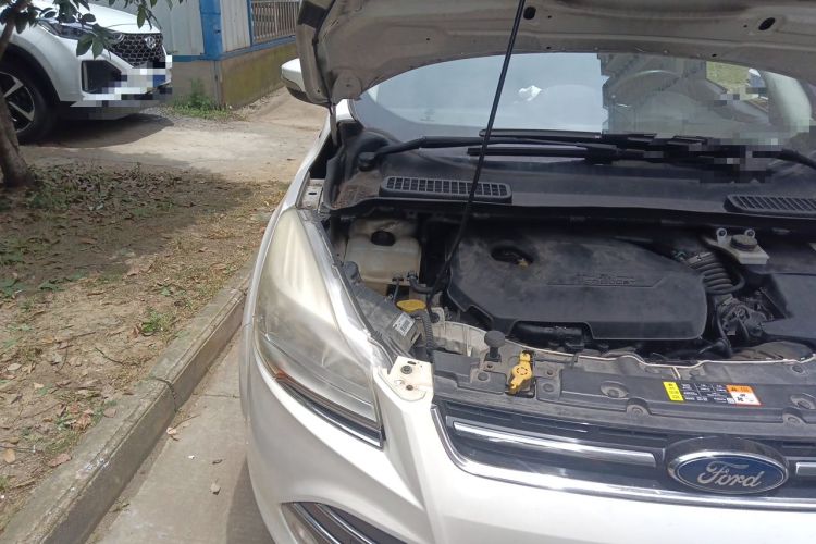 Used Ford Kuga 2013 1.6L GTDi Two-Wheel-Drive Trend Model Engine Bay Right