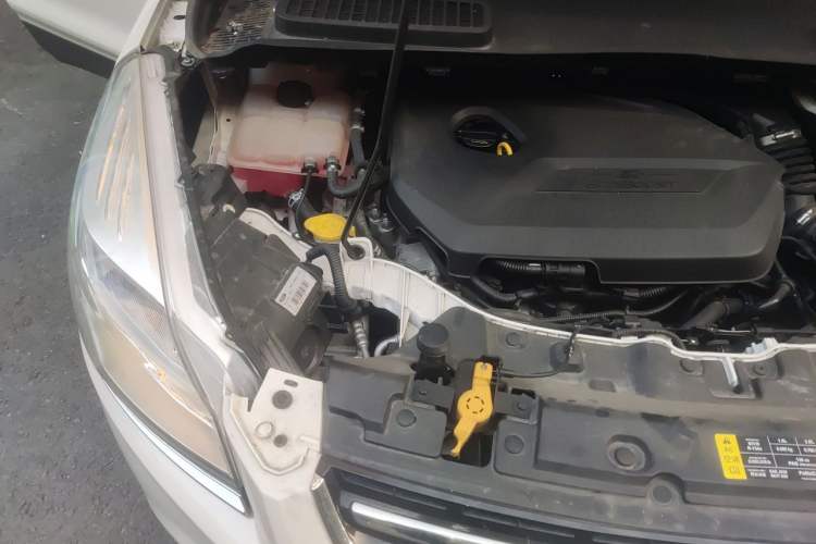 Used Ford Kuga 2013 1.6L GTDi Two-Wheel-Drive Comfort Model Engine Bay Right