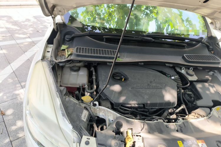 Used Ford Kuga 2013 1.6L GTDi Two-Wheel-Drive Trend Model Engine Bay Right