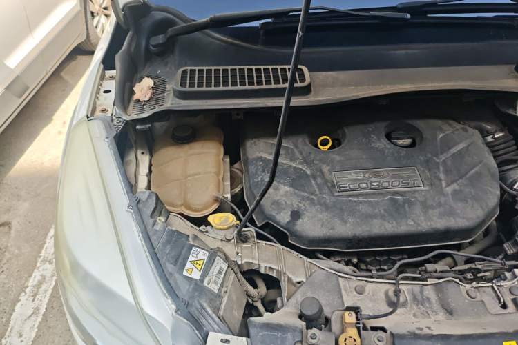 Used Ford Kuga 2013 2.0L GTDi Four-Wheel-Drive Sport Model Engine Bay Right
