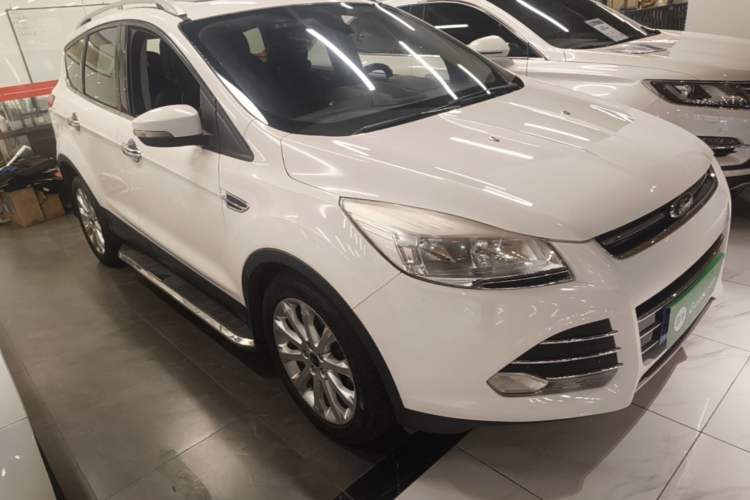 Used Ford Kuga 2013 1.6L GTDi Two-Wheel-Drive Trend Model Front Right 45 Deg