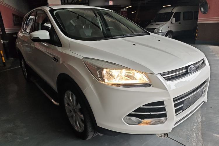 Used Ford Kuga 2013 1.6L GTDi Two-Wheel-Drive Trend Model Front Right 45 Deg