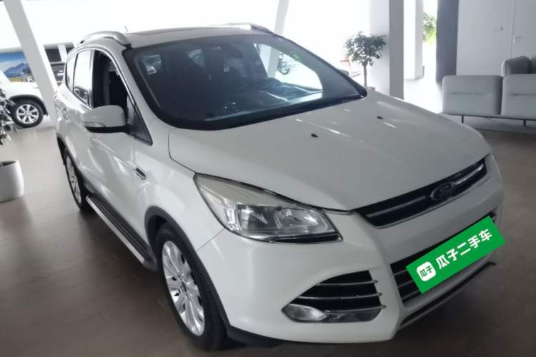 Used Ford Kuga 2013 1.6L GTDi Two-Wheel-Drive Trend Model Front Right 45 Deg