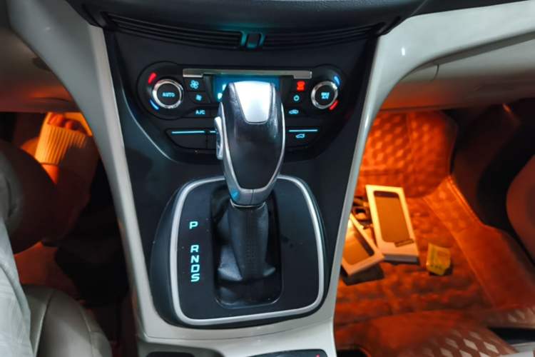 Used Ford Kuga 2013 2.0L GTDi Four-Wheel-Drive Elite Model Gear Lever