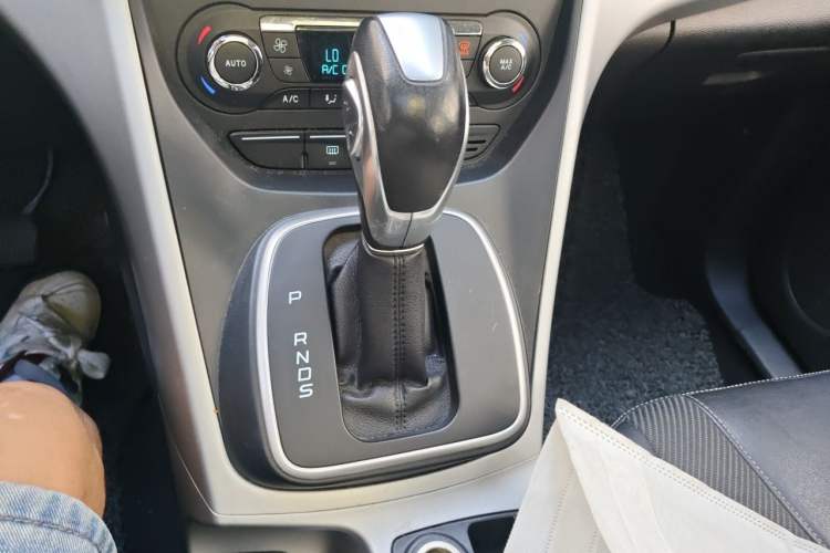 Used Ford Kuga 2013 1.6L GTDi Two-Wheel-Drive Trend Model Gear Lever