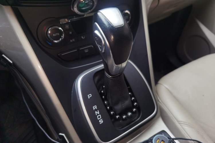 Used Ford Kuga 2013 2.0L GTDi Four-Wheel-Drive Elite Model Gear Lever