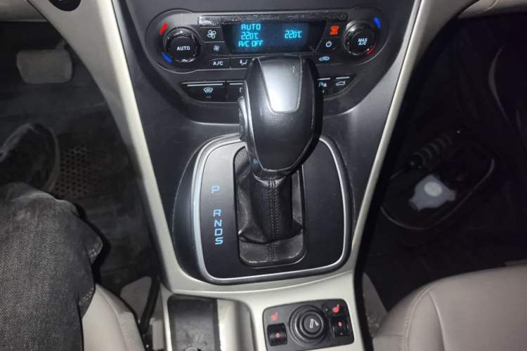 Used Ford Kuga 2013 2.0L GTDi Four-Wheel Drive Premium Model Gear Lever