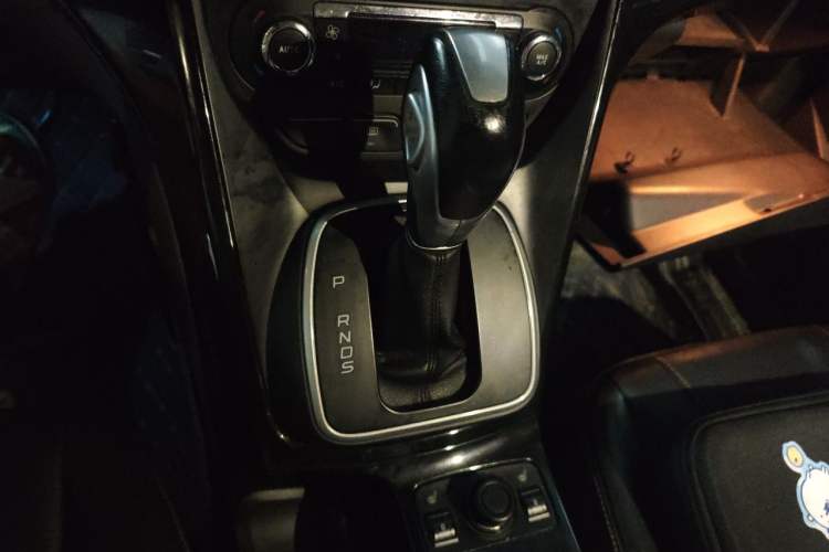 Used Ford Kuga 2013 2.0L GTDi Four-Wheel-Drive Sport Model Gear Lever