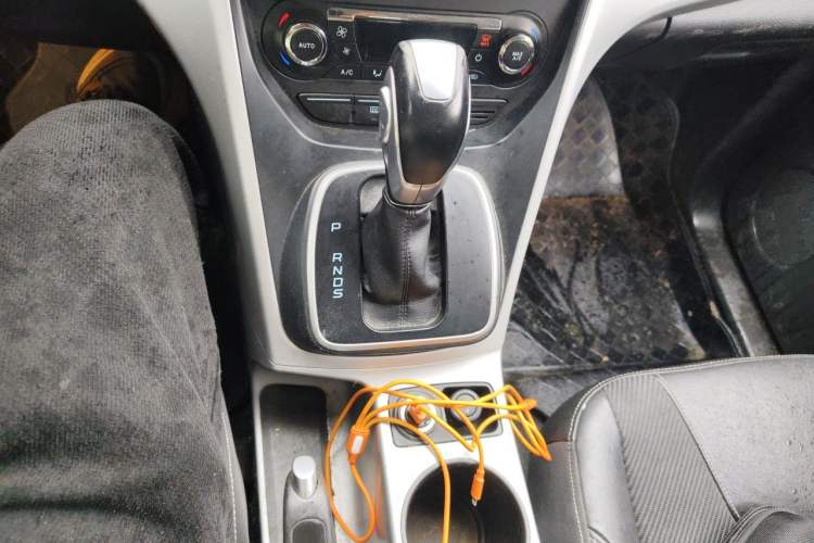 Used Ford Kuga 2013 1.6L GTDi Two-Wheel-Drive Trend Model Gear Lever