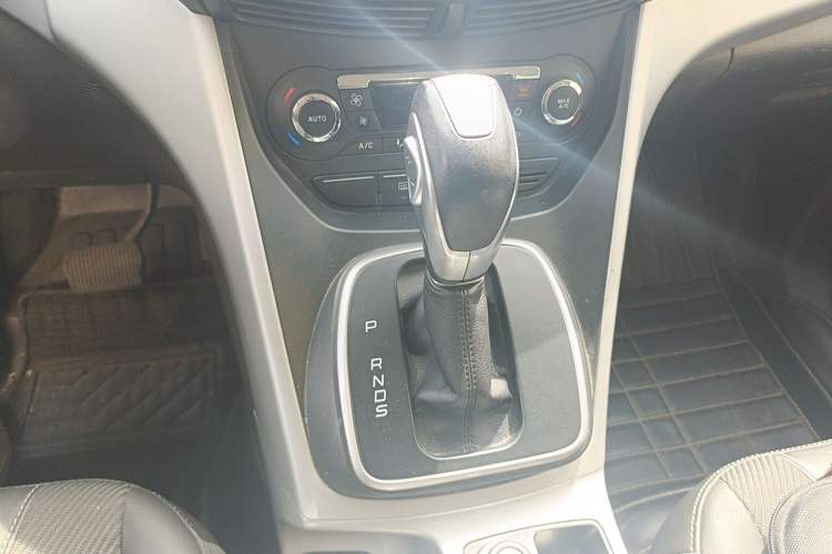 Used Ford Kuga 2013 1.6L GTDi Two-Wheel-Drive Trend Model Gear Lever
