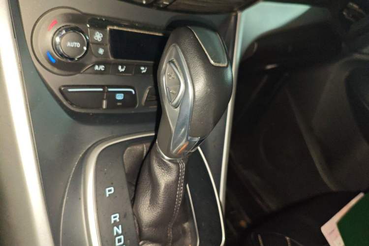 Used Ford Kuga 2013 1.6L GTDi Two-Wheel-Drive Trend Model Gear Lever