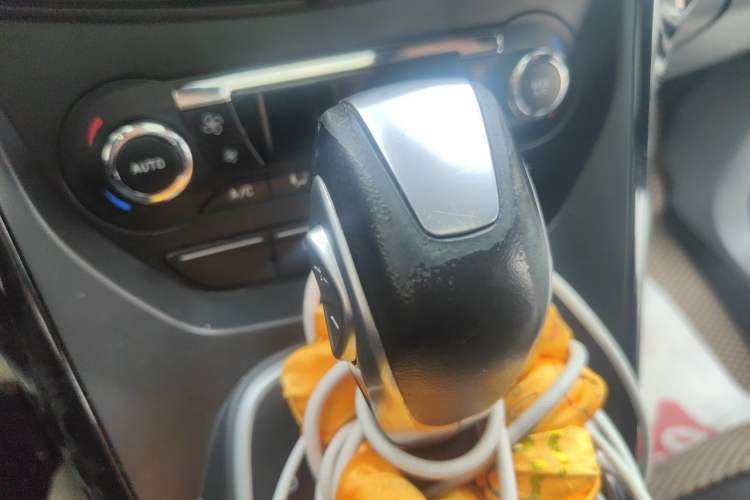 Used Ford Kuga 2013 2.0L GTDi Four-Wheel-Drive Sport Model Gear Lever