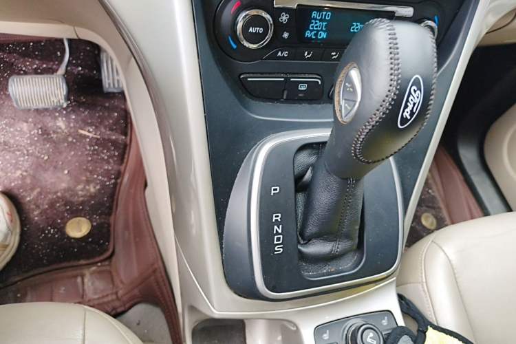 Used Ford Kuga 2013 1.6L GTDi 4x4 Elite Model Gear Lever
