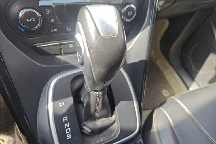 Used Ford Kuga 2013 2.0L GTDi Four-Wheel-Drive Sport Model Gear Lever