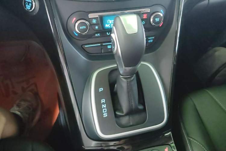 Used Ford Kuga 2013 2.0L GTDi Four-Wheel-Drive Sport Model Gear Lever