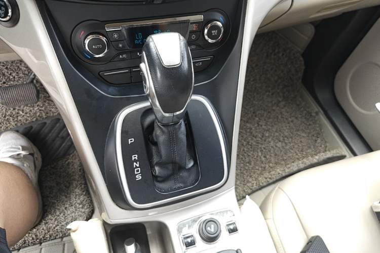 Used Ford Kuga 2013 1.6L GTDi 4x4 Elite Model Gear Lever