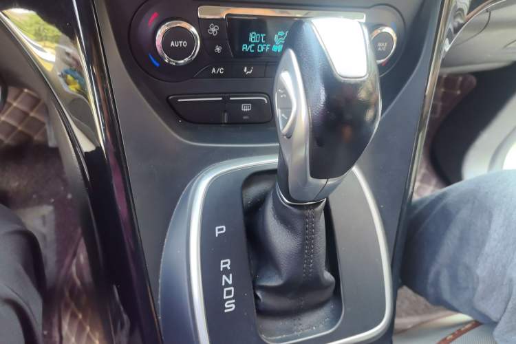 Used Ford Kuga 2013 2.0L GTDi Four-Wheel-Drive Sport Model Gear Lever