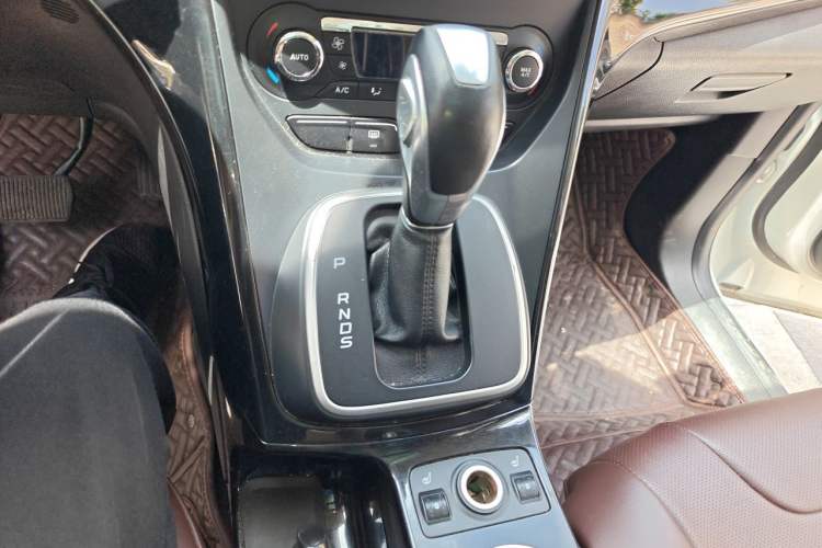 Used Ford Kuga 2013 2.0L GTDi Four-Wheel-Drive Sport Model Gear Lever