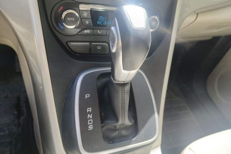 Used Ford Kuga 2013 1.6L GTDi 4x4 Elite Model Gear Lever